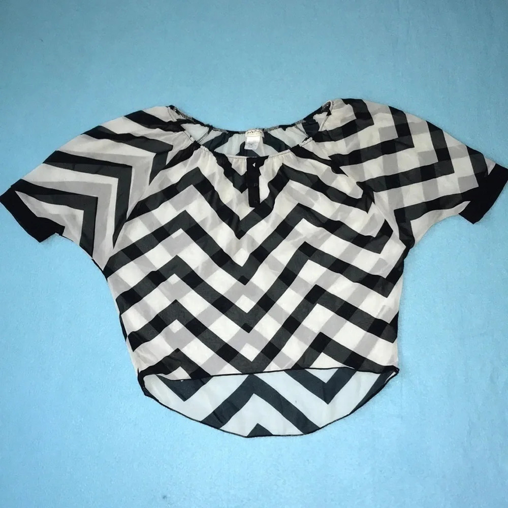 𝅺NEBLINA  by Urban episode, chevron sheer blouse elastic round collar size S